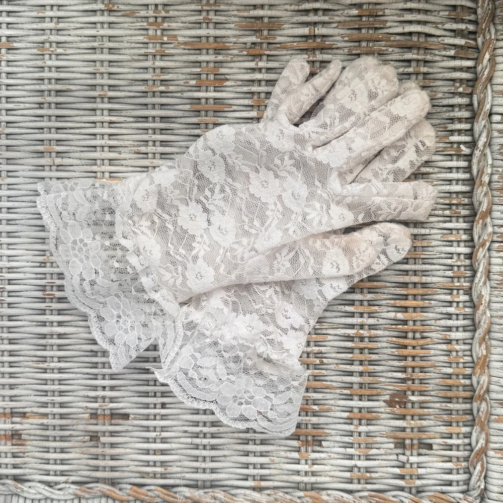 White Lace Vintage-Style Short Gloves - Picture 3 of 3
